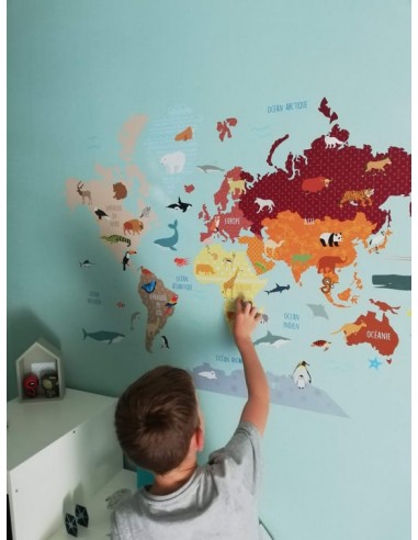 Carte du monde avec autocollant animaux